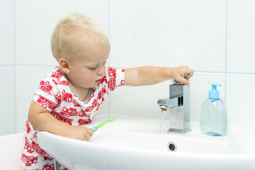 Es bueno enseñar a los niños hábitos de higiene personal. 