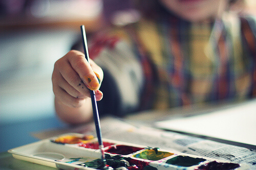 Un enfant qui fait de la peinture.