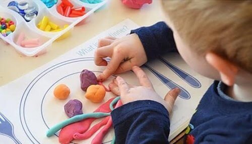 Los beneficios de la plastilina para niños son varios y todos fomentan el desarrollo del pequeño.