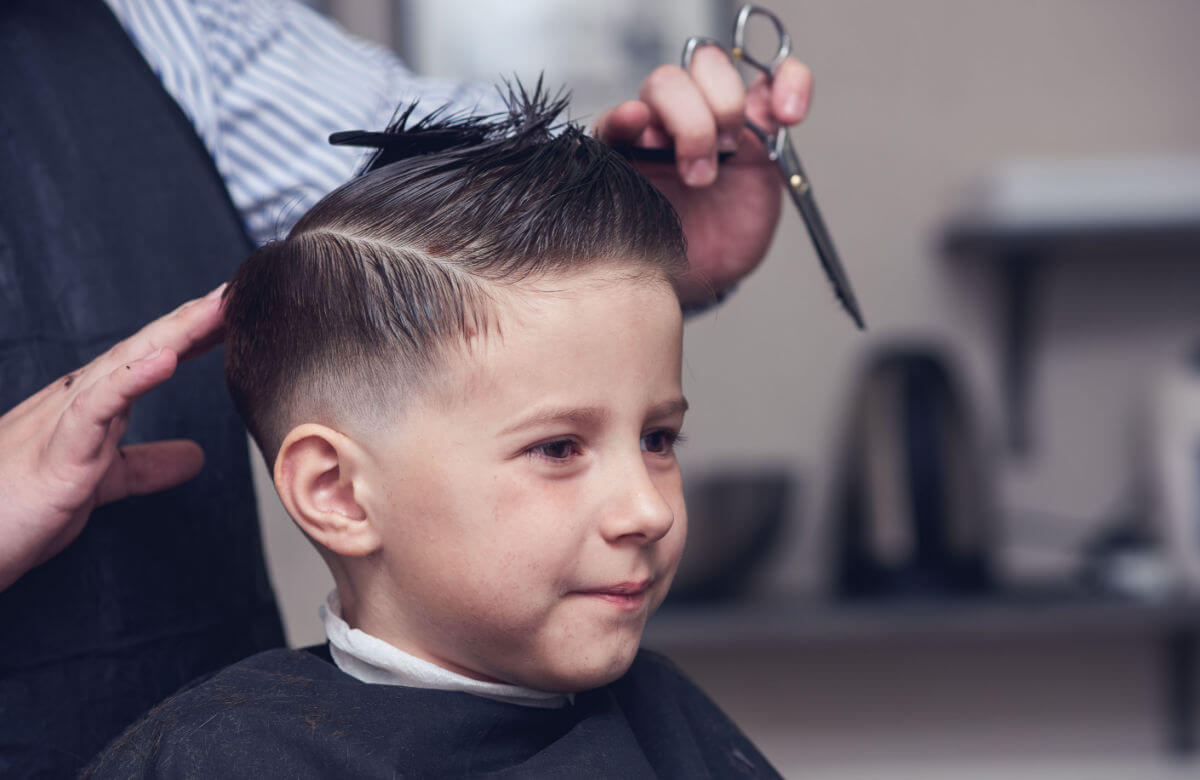 El estilo rebelde es uno de los mejores cortes de cabello para niños.