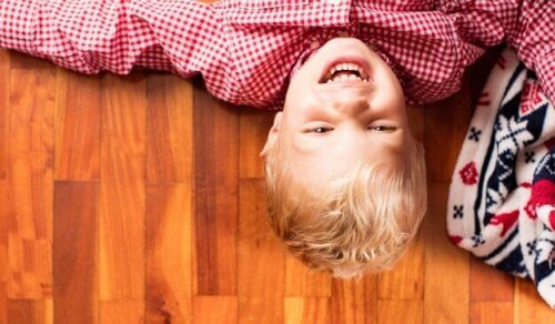 La risa en los niños les ayuda a ser felices.