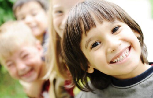 Hacer reír a un niño es sencillo con los mejores chistes para niños.