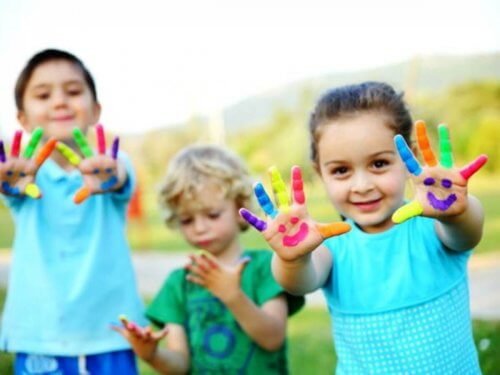Niños con pintura en las manos para nutrir su talento artístico.
