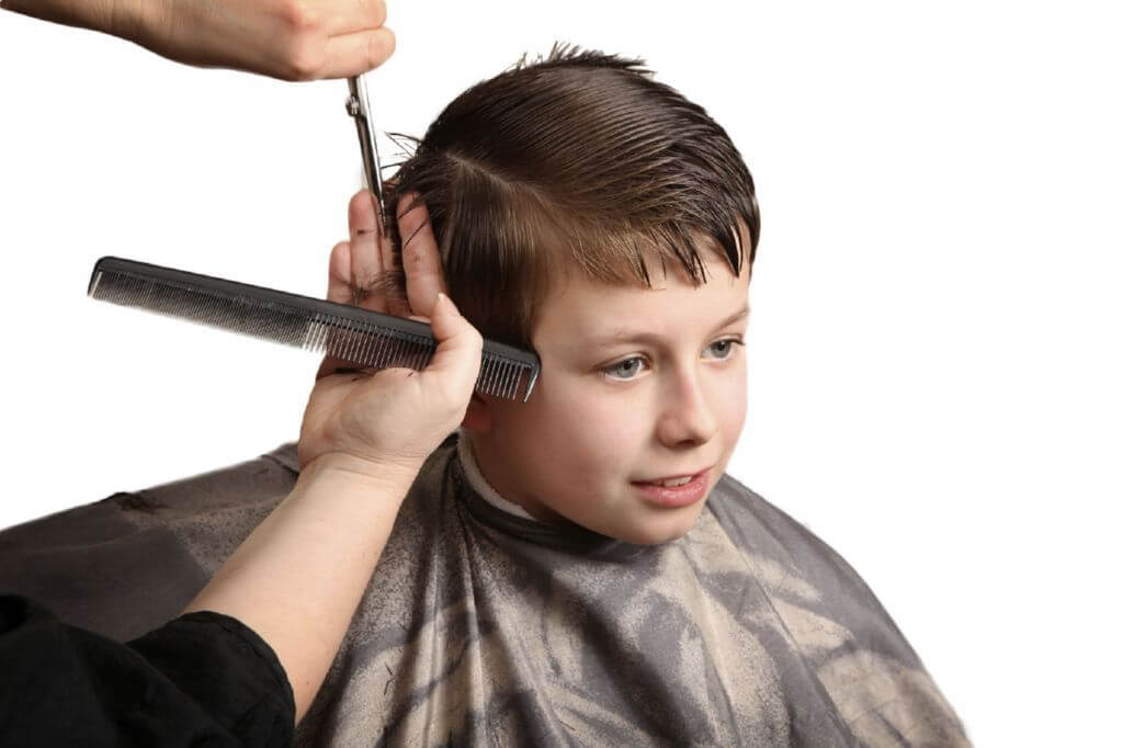 Nino cortando el pelo en la peluquería