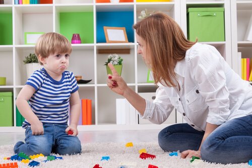 Para mantenerse firme en la educación de los hijos, es conveniente establecer reglas.