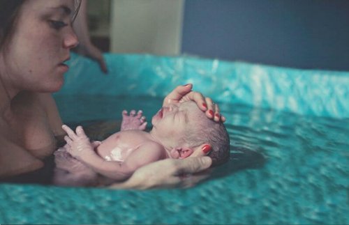 El parto en el agua es un método alternativo al alumbramiento tradicional.
