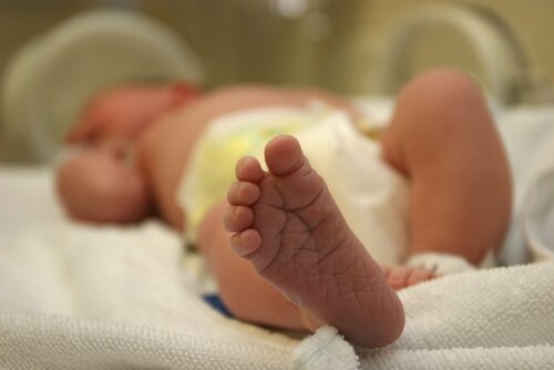 El nacimiento de un bebé prematuro hace que su sistema inmunológico esté menos desarollado y sea más propenso a contraer enfermedades.