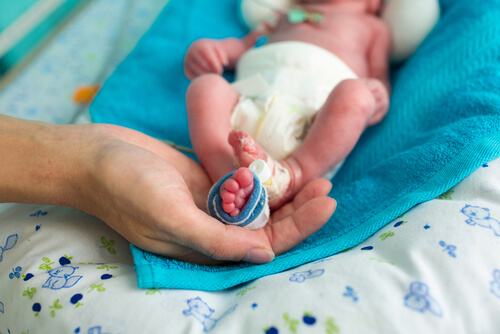Un bebé prematuro necesita más cuidados.