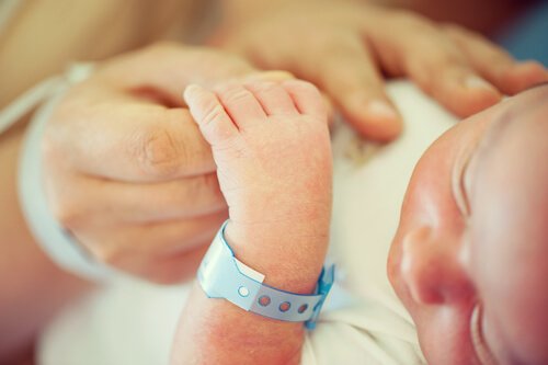 Los bebés siguen desarrollando sus huesos durante varios meses.