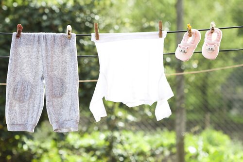 Es posible usar varios elementos para eliminar la pintura de la ropa de los niños.