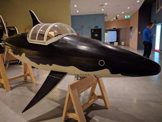 El tiburón- submarino en una de las salas del Museo Hergé.