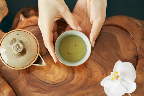 Le thé blanc a une saveur douce et délicate.