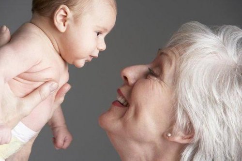 Être grand-mère pour la première fois est une expérience spéciale.