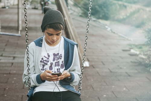 El uso prolongado del móvil aísla a los adolescentes.