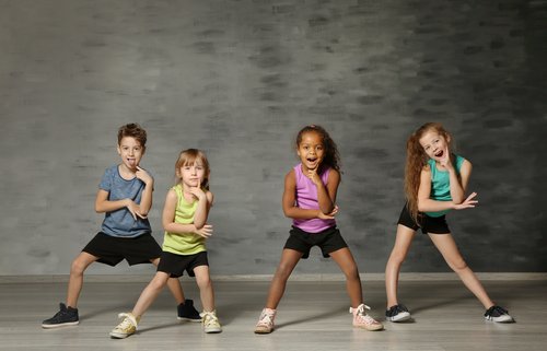 Los aeróbicos para niños los ayuda a mejorar la coordinación al son de la música.