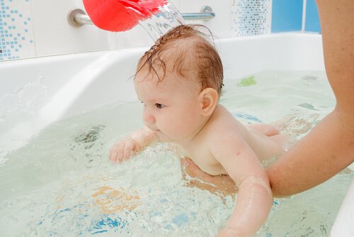 Le premier bain du bébé doit se faire en tenant compte de certaines précautions.