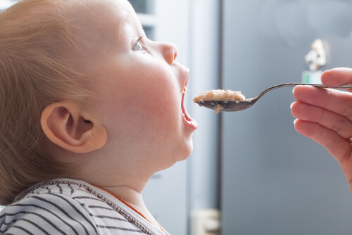 Un bébé qui mange de la purée.