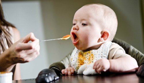 Uno de los grandes beneficios de la batata es que puede combinarse con otros alimentos para alimentar a los bebés pequeños.