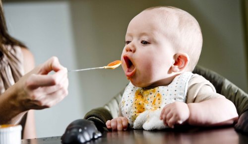 Muchas veces la razón por la cual el bebé no quiere comer se debe a las expectativas de los padres.