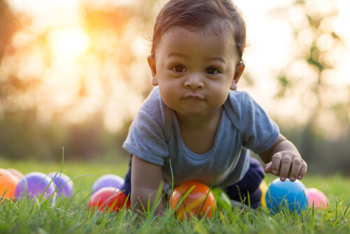 Les premiers mots du bébé sont généralement les mêmes qu'il a l'habitude d'entendre.