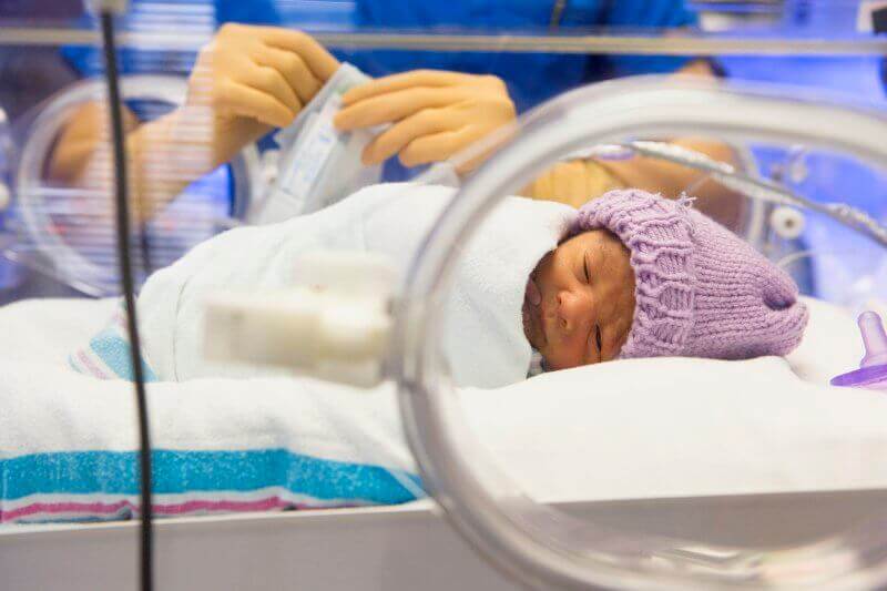 Bambino in un'incubatrice.