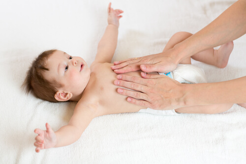 Los beneficios de los masajes infantiles.