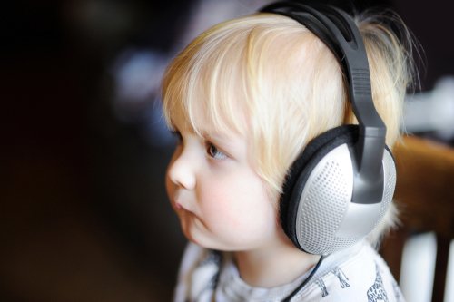 Niño escuchando música con los cascos.