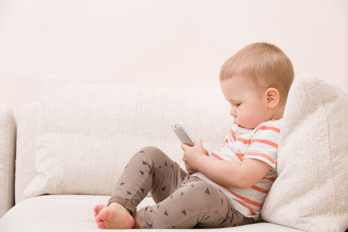 El uso del móvil a una edad temprana puede provocar problemas en el desarrollo del bebé.