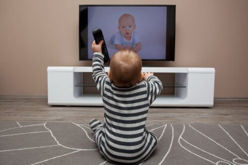Ver la televisión también es una buena manera de aprender idiomas.