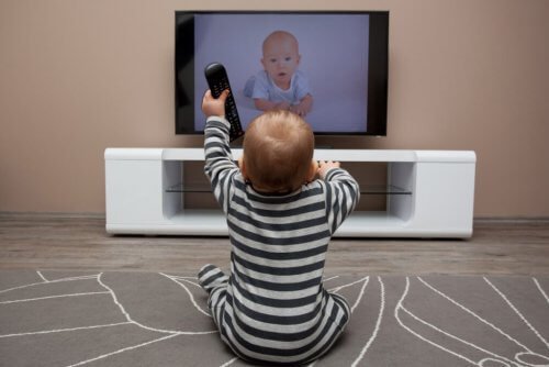 Que los niños vean mucha televisión es poco aconsejable, sobre todo a edades tempranas.