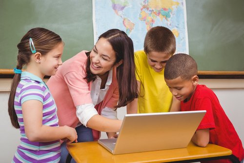 Otra de las ventajas del sentido del humor en la educación es suministrar a los pequeños un entorno psicológico atractivo.