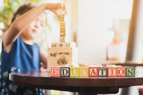 Es fundamental estimular la competencia lingüística en niños desde que son pequeños.