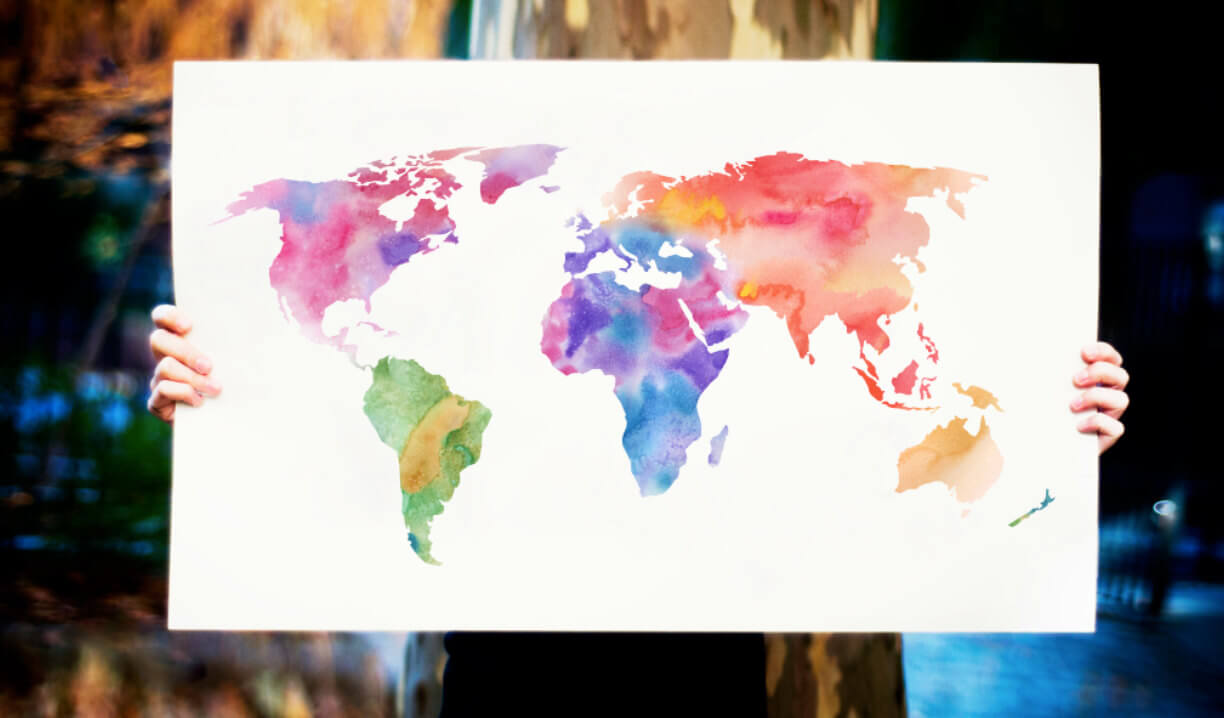 Carte du monde peinte en couleurs