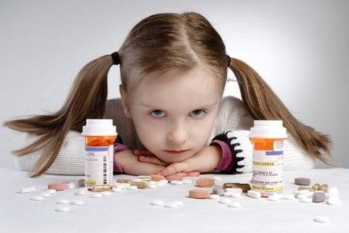 Hay que procurar dejar los medicamentos fuera del alcance de los niños.