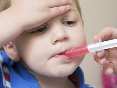 Enseñar a los niños a tomar sus medicinas