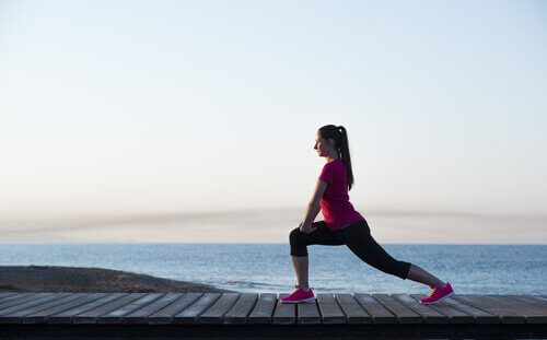 Las estocadas son ejercicios recomendados para fortalecer las piernas.