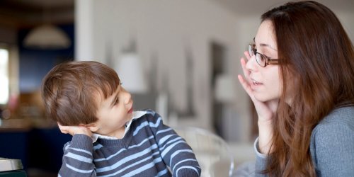 Es recomendable enseñar a hablar a los niños correctamente desde pequeños.