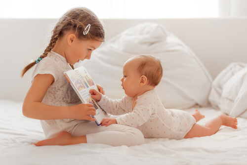 Leer un cuento es una de las formas de estimular el sentido del oído del bebé.