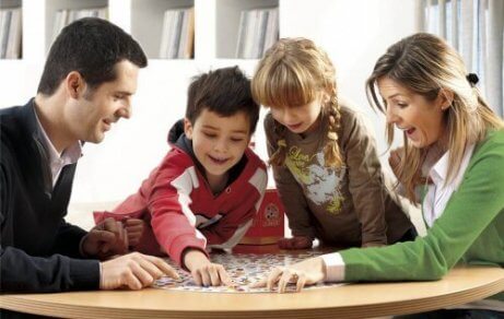 Aunque suene extraño, los juegos de mesa benefician a los niños que hablan demasiado en clase.