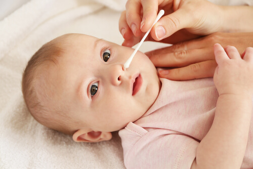 Hygiène nasale chez les bébés.