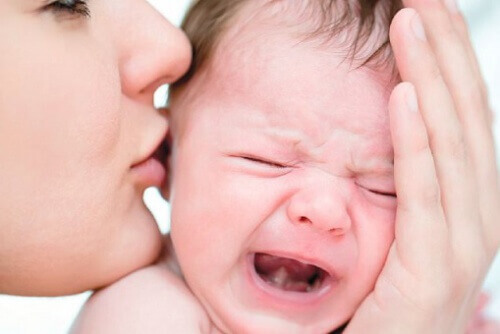 Un recién nacido puede llorar por numerosos motivos.