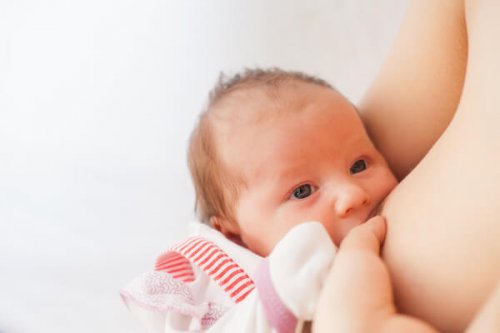 La lactancia materna comporta numerosas ventajas tanto para la madre como para el bebé.