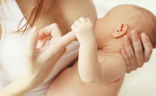 La leche materna es la mejor opción para la alimentación del bebé durante las primeras semanas de vida.