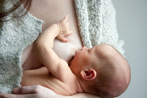 la lactancia materna ayuda al desarrollo del sistema inmunitario del bebé.