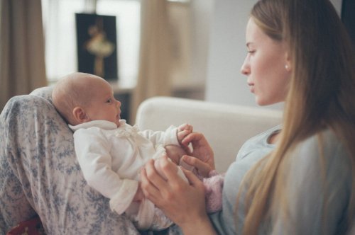 Parler à votre bébé est un moyen d'établir un lien avec lui.