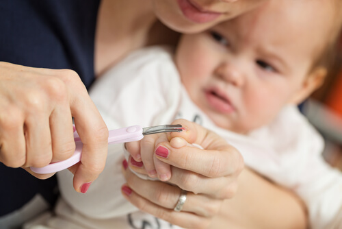 Il n'est pas nécessaire de couper les ongles du bébé au cours de son premier mois de vie.