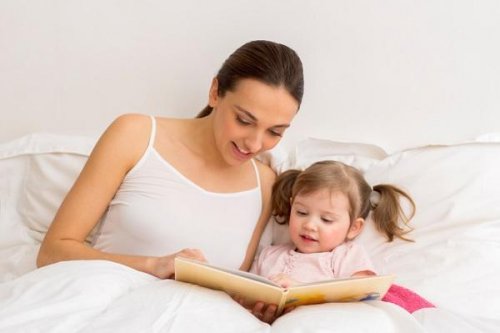 Leer con tu hijo le ayudará a ampliar su vocabulario y conocimiento lingüístico.