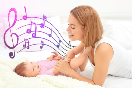 Mamá cantándole a su bebé