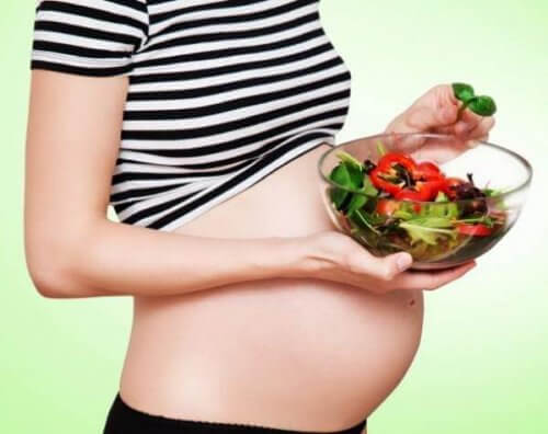 Los espárragos son alimentos ricos en hierro.
