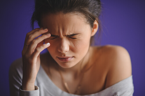 La hipertensión arterial en mujeres causa dolor de cabeza.